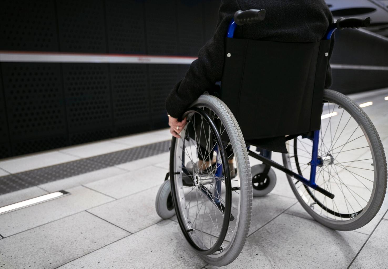 Como pedir assistência com cadeira de rodas ou carrinho no aeroporto